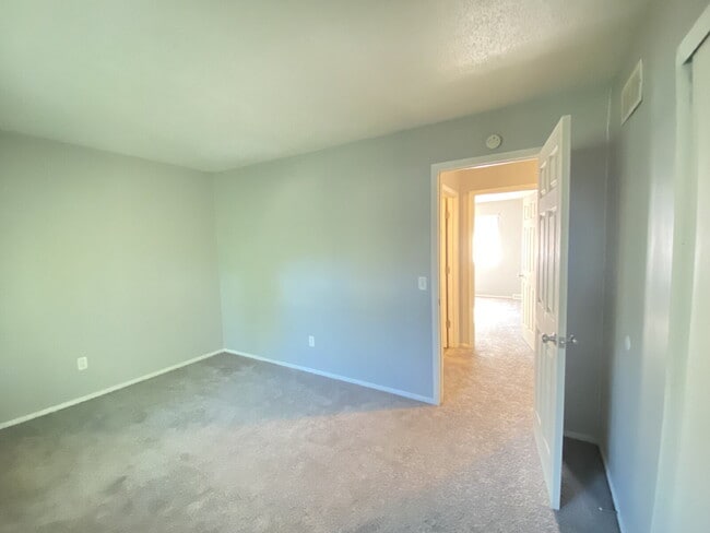 Building Photo - "Charming 2-Bed Townhome (multiplex buildi...