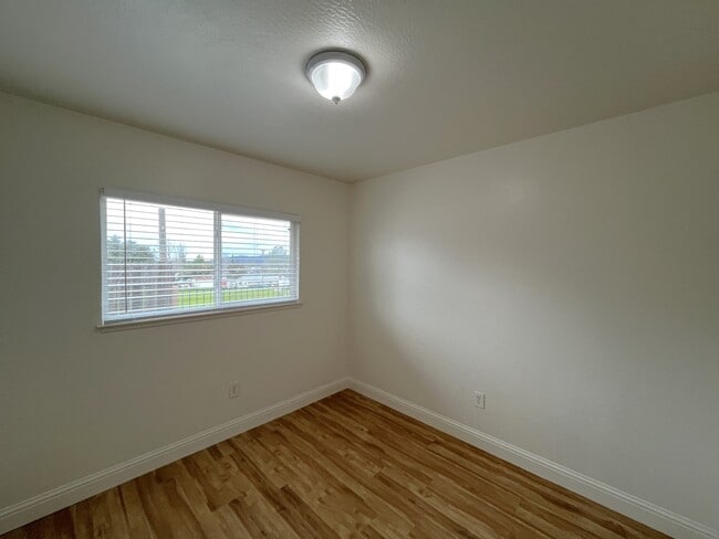 Building Photo - 12171 Dry Creek Rd