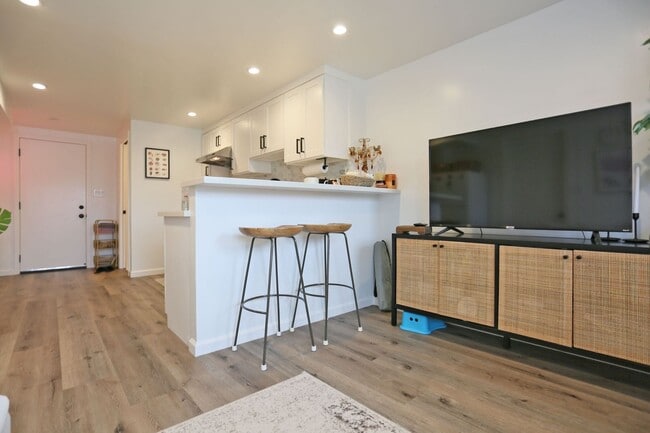Building Photo - OPEN HOUSE: Wednesday (9/10) 6:30pm-7:00pm...