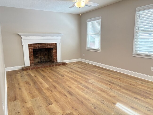 Building Photo - 3 Bedroom, 2 Bathroom House in Burlington!