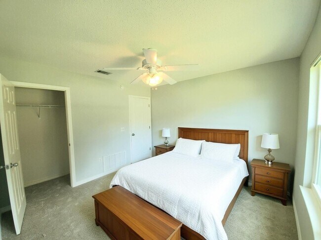 Building Photo - Well cared for 3 Bedroom, 2 Bath Home in C...