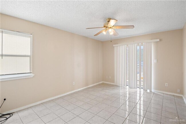 Building Photo - 16 Oasis Dr