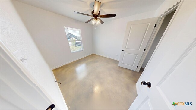 Building Photo - 905 Smoke Tree Ln