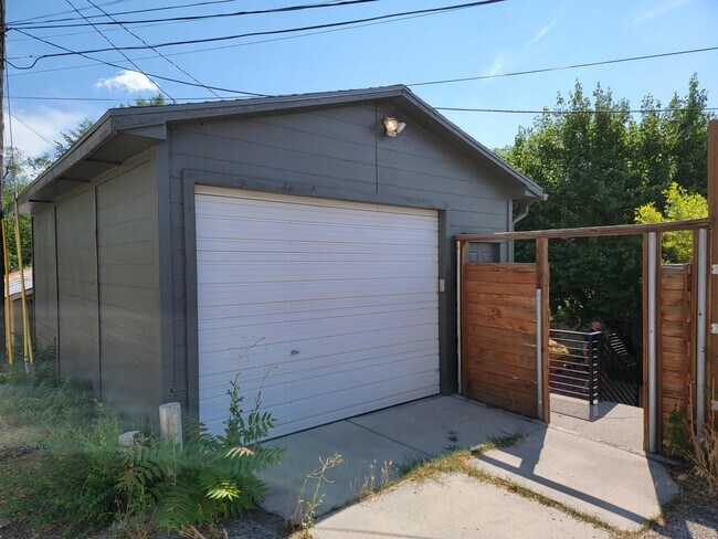 Building Photo - 621 Grand St E