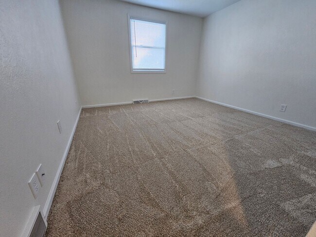 Building Photo - 3BR Townhome – Remodeled Kitchen, Garage, ...