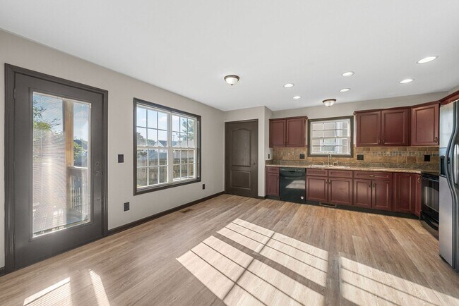 Building Photo - 4 Bedroom Pet Friendly Home For Rent!