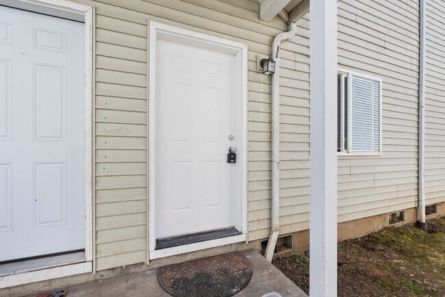 Building Photo - Spacious 2-Bedroom Townhome in SE Portland