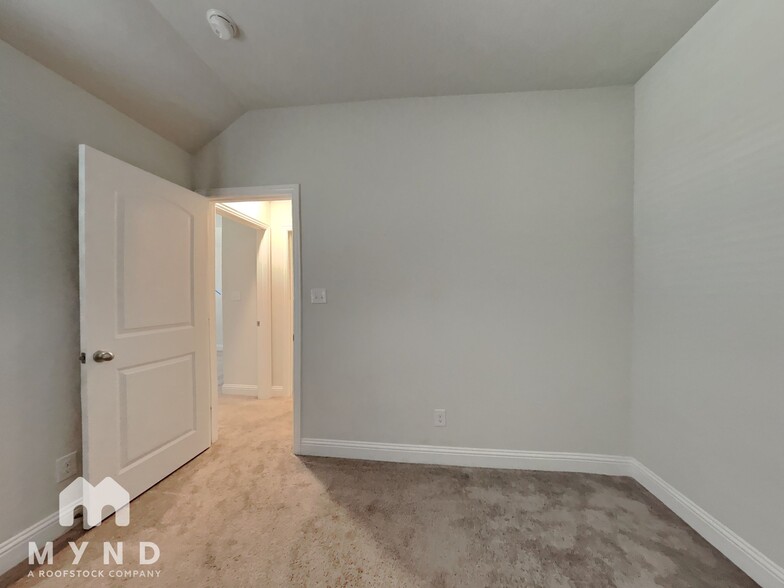Building Photo - 5568 Kilmer Dr