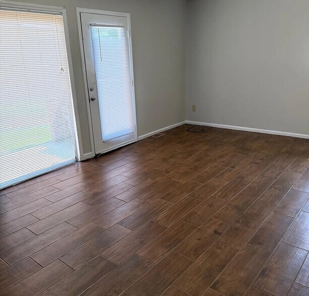 Building Photo - Room in Townhome on W Front St