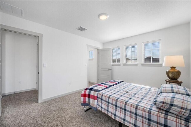 Building Photo - 420 Deerpath St