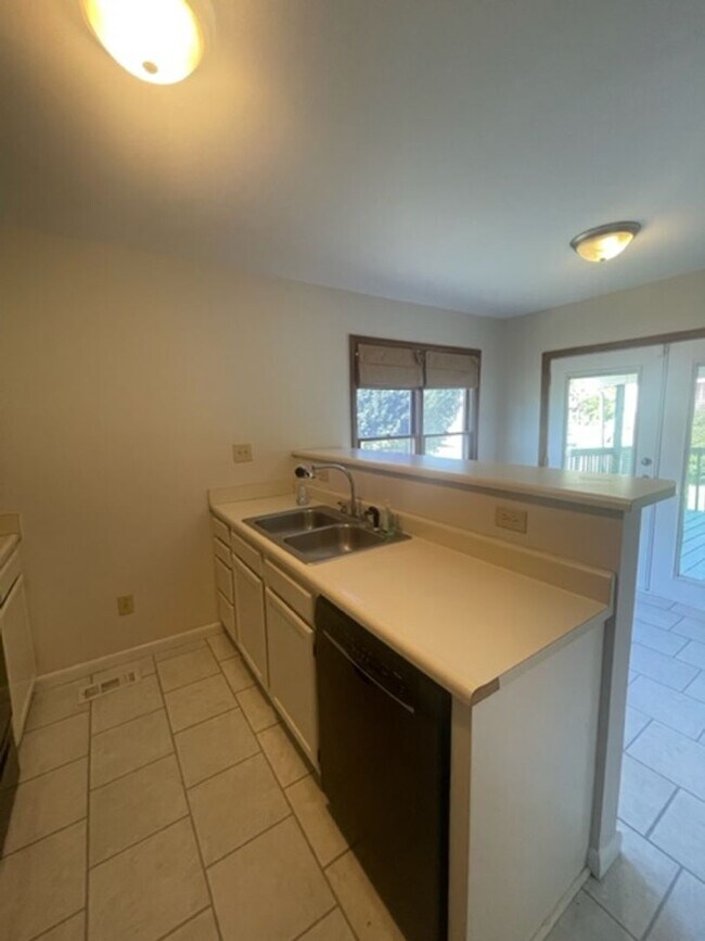 Building Photo - Cute Beach Style Home in Fayetteville