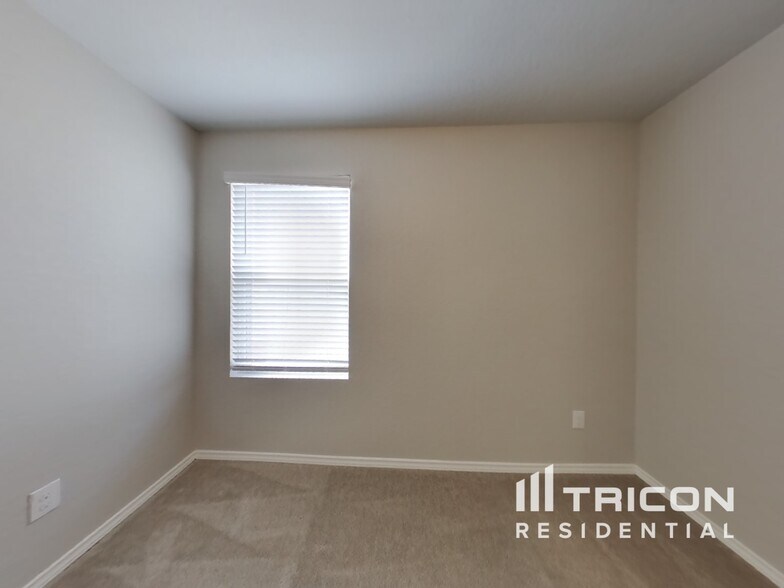 Building Photo - 421 Moonvine Way