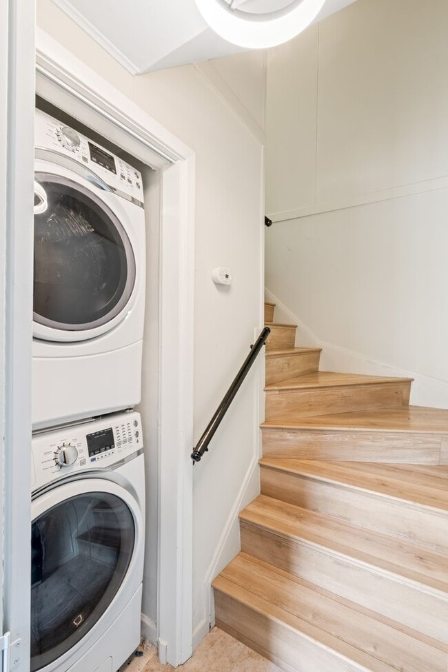 Building Photo - Cute, Comfortable and Convenient Apartment...