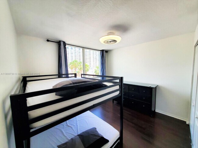Building Photo - 2642 Collins Ave