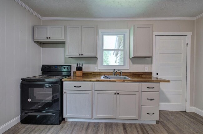 Building Photo - 2014 Maple Ave SW