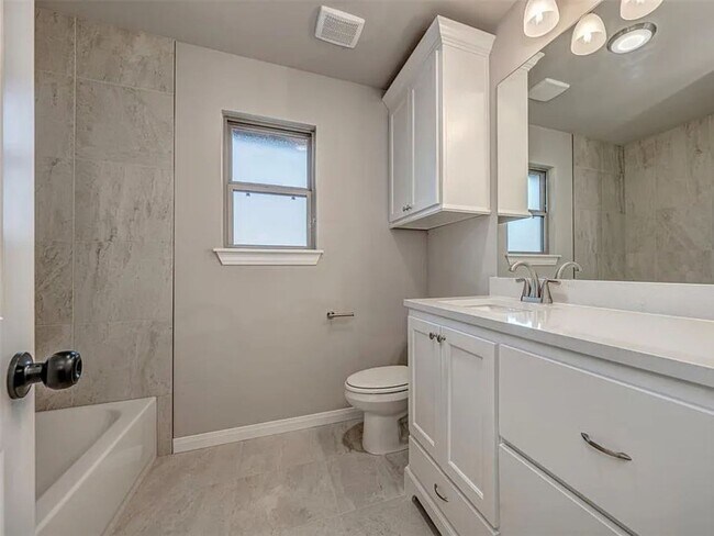 Building Photo - Modern 4-Bed, 2-Bath Mustang Home with 3-Car Garage!