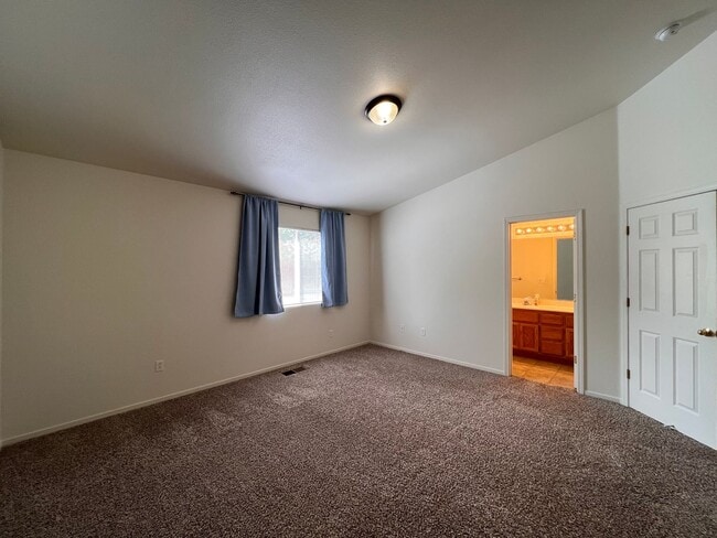 Building Photo - Centrally located 3 bedroom home in Fernley- 3 car garage
