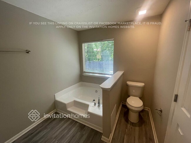 Building Photo - 1415 Oak Knoll Dr NE