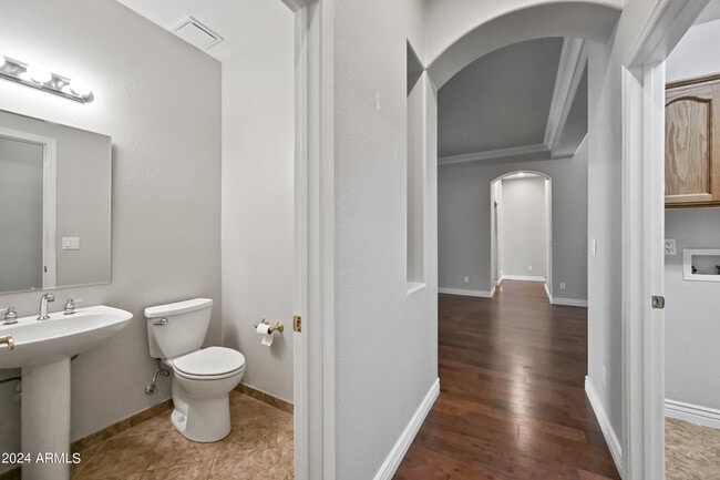 Building Photo - 6520 W Robin Ln