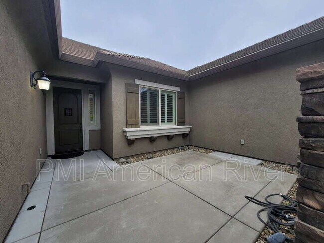 Building Photo - 8099 Traditions Ct