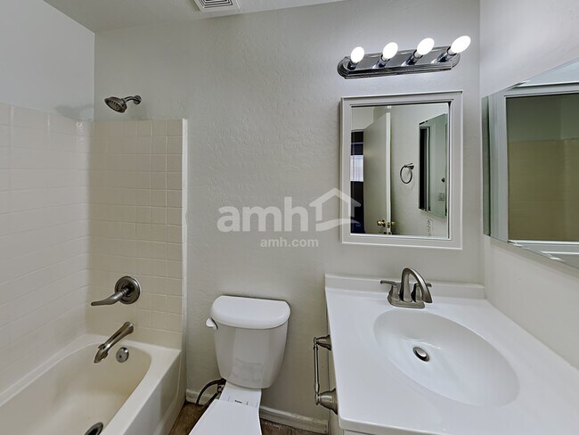 Building Photo - 2637 S 63rd Dr