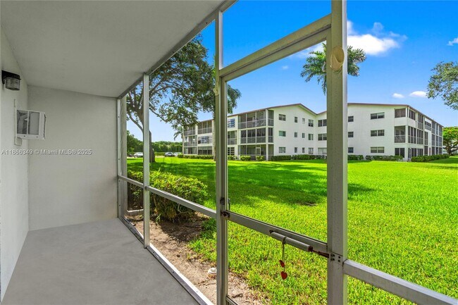Building Photo - 555 Fanshaw N