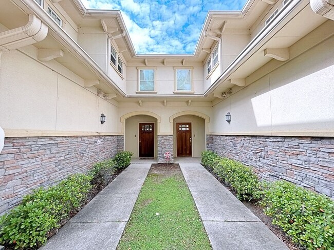 Building Photo - 3 Bedroom Townhouse in Gated Community off...