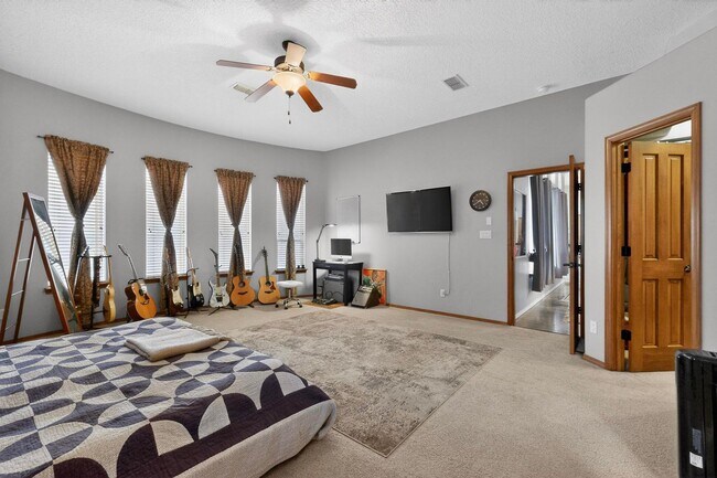 Building Photo - NW Executive Living 3/BD 2.5/BA 3/CG