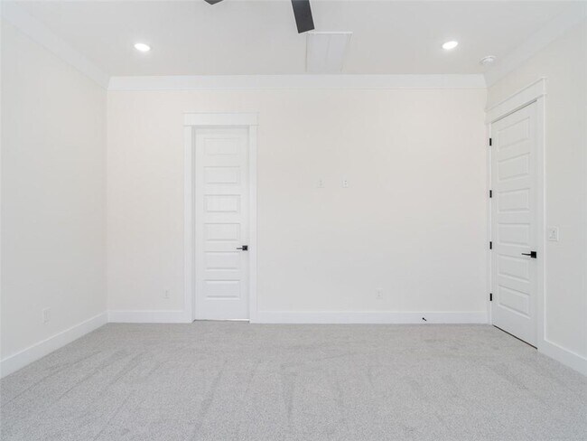 Building Photo - 311 Hedge Dr