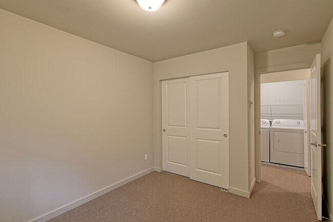 Building Photo - Near Silver Lake - Spacious 4 Bedroom Town...