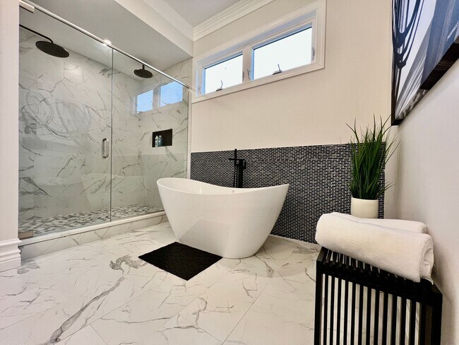Building Photo - NEW, big, beautiful, Executive Home Libert...