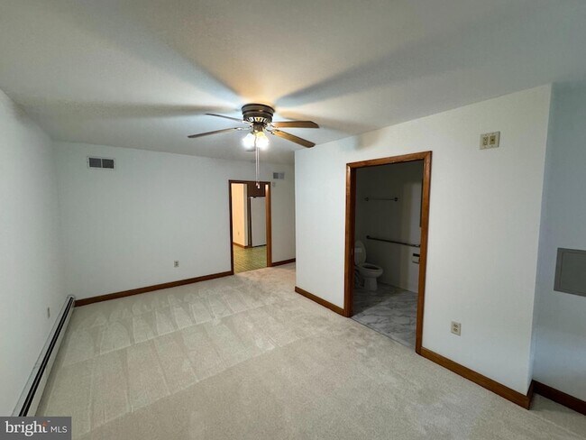 Building Photo - 1305 Hawthorne Ln