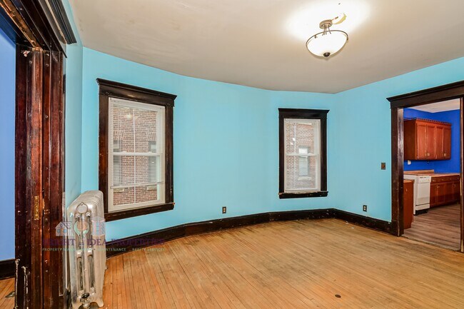Building Photo - 2104 Emerson Ave S