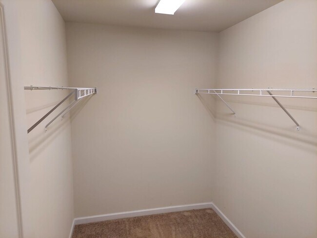 Building Photo - Stunning Townhome with Modern Finishes & Resort-Style Amenities – Available July 1!