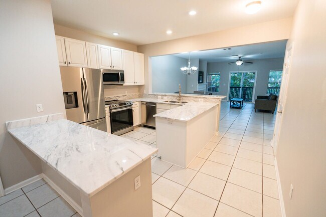 Building Photo - Beautiful 3 Bedroom 2 1/2 Bath Condo