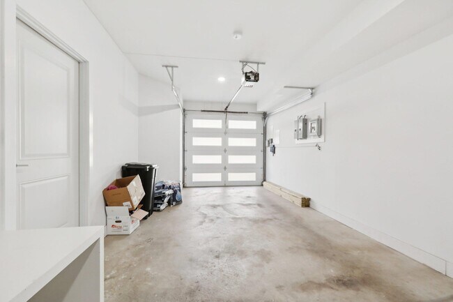 Building Photo - 131 Zabriskie St