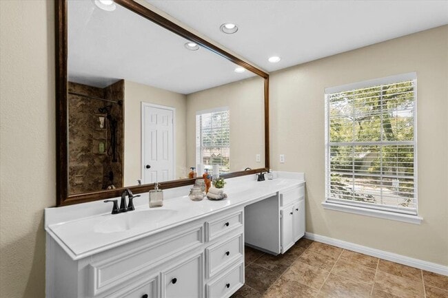 Building Photo - 10116 Pinehurst Dr