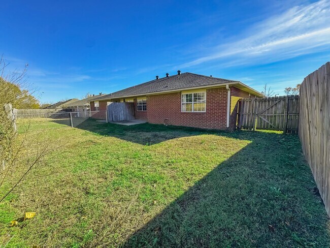 Building Photo - Available Now! 3 Bedroom, 2 Bathroom in Prime Bentonville Location, w/ Garage and Fenced-in Backy...