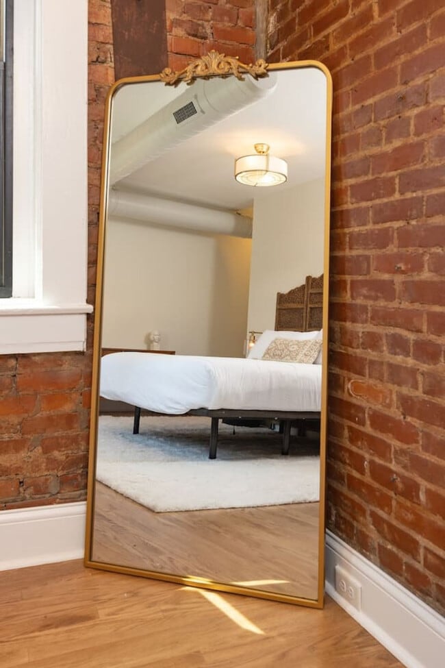 Building Photo - 152 E McMicken Ave