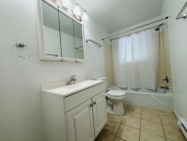 Building Photo - 3 Bedroom 1 Bath Apartment