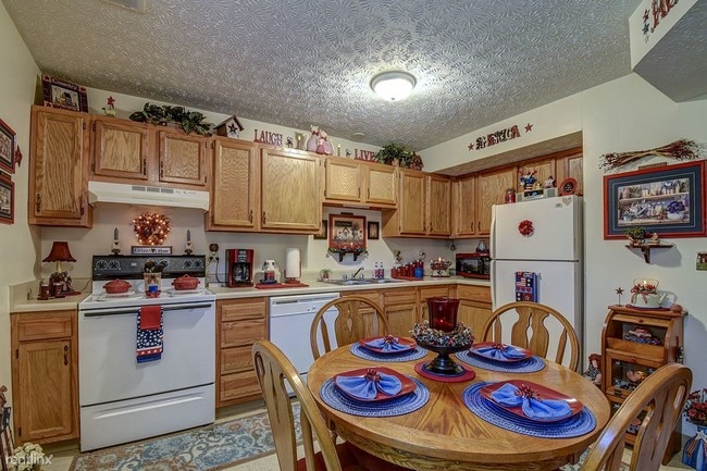 Building Photo - 3 br, 1.5 bath Townhome - Canterbury Place