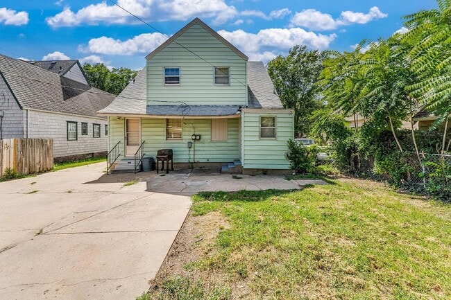 Building Photo - 628 N Broadview Ave