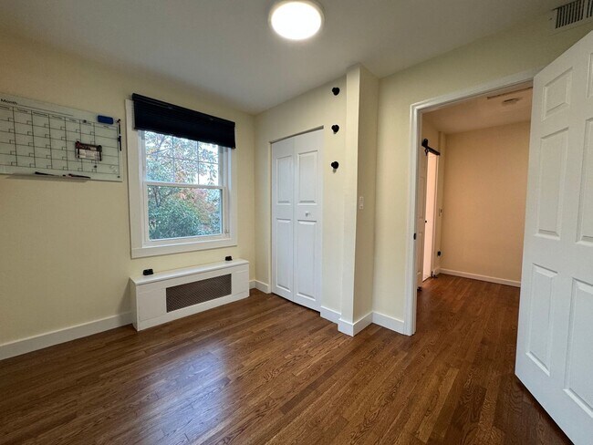 Building Photo - Stylish 3 Bed 1.5 Bath Duplex With A Fenced Patio In Warwick Village