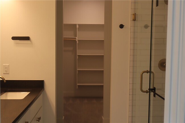 Building Photo - 2085 E Roe Ter