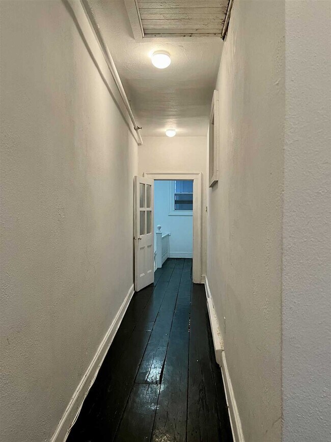 Building Photo - 304 Main St