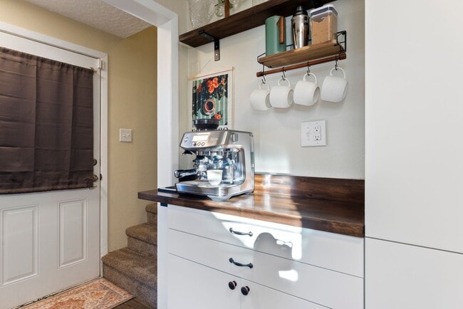 Building Photo - 2Bed/2Bth in Vancouver