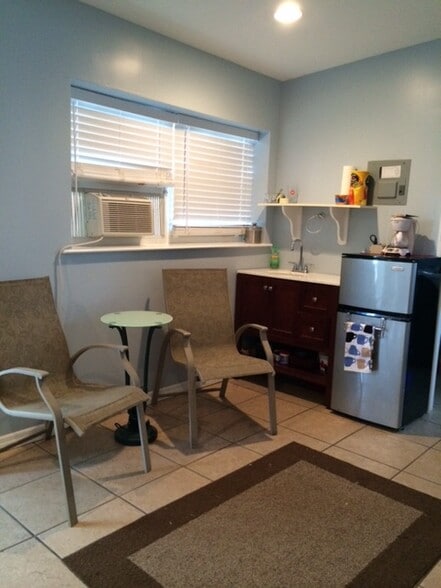 wet bar - 1703 Johnson St