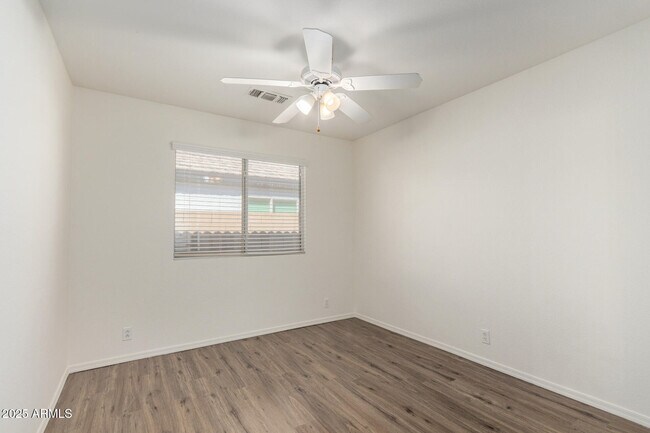 Building Photo - 1328 E Binner Dr
