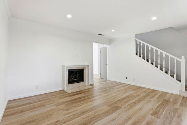 Building Photo - Freshly Renovated Single-Family Townhouse for Rent