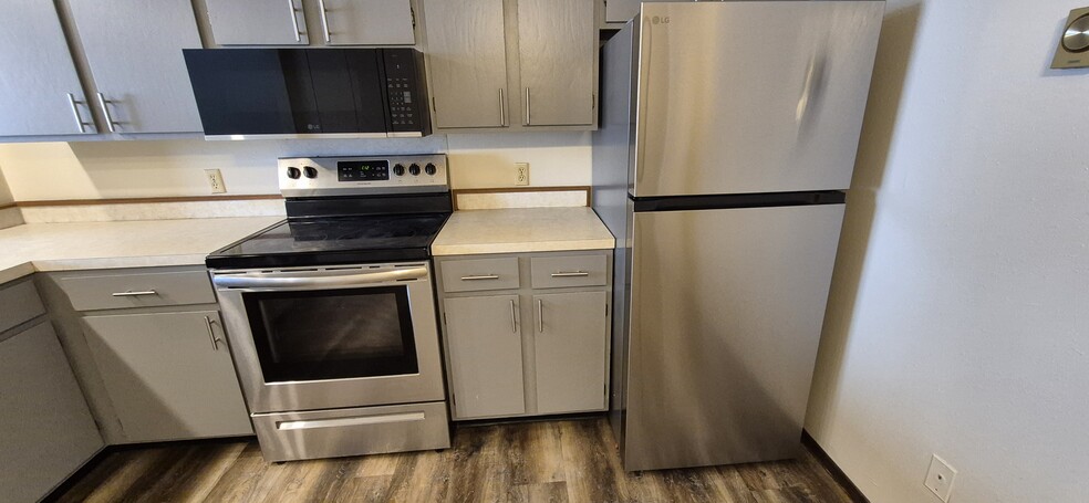 Stainless steel appliances and microwave - 20 Grand Ave